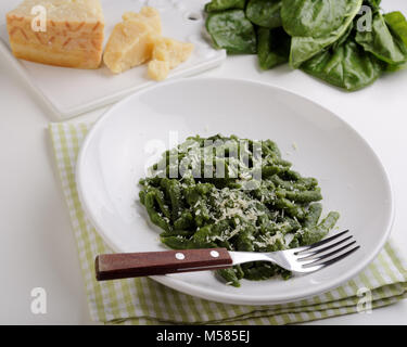 Gnocchetti tirolesi mit geriebenem Parmesan Stockfoto