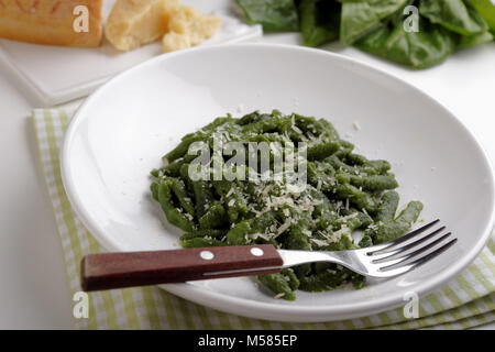 Gnocchetti tirolesi mit geriebenem Parmesan Stockfoto
