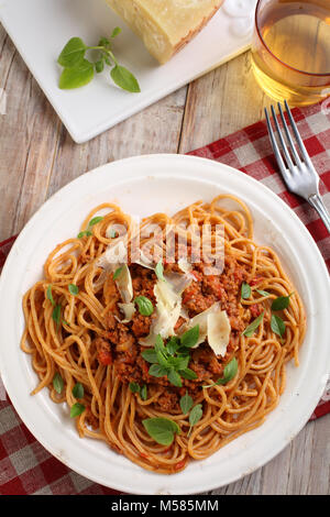 Spaghetti alla Bolognese mit Basilikum und Parmesan Stockfoto