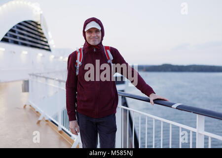 Tourist mit Rucksack auf einem Deck Kreuzfahrt Stockfoto