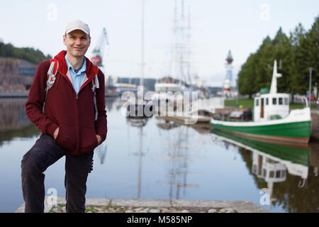 Tourist mit Rucksack auf der Uferpromenade in Turku, Finnland Stockfoto