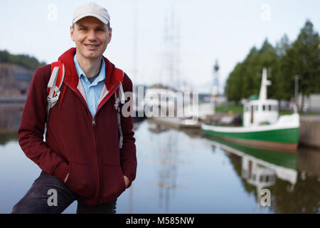 Tourist mit Rucksack auf der Uferpromenade in Turku, Finnland Stockfoto