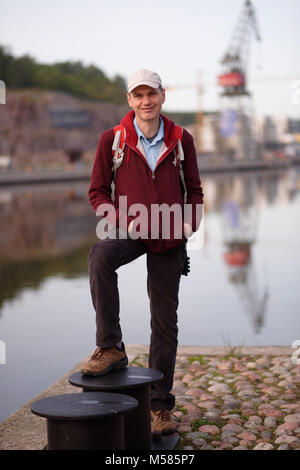 Tourist mit Rucksack auf der Uferpromenade in Turku, Finnland Stockfoto