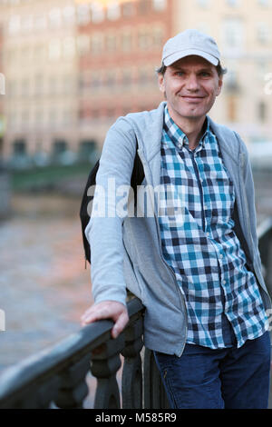 Reifen Tourist mit Rucksack auf dem Uferdamm des Griboyedov Kanal in St. Petersburg, Russland Stockfoto