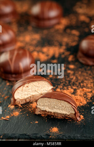 Schokolade Schaum Küsse auf einer Schiefertafel board Stockfoto