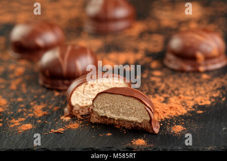 Schokolade Schaum Küsse auf einer Schiefertafel board Stockfoto