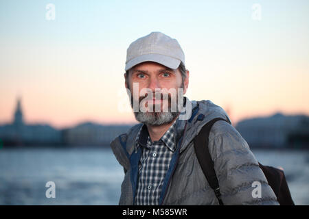 Reifen Tourist mit Rucksack am Ufer der Newa in St. Petersburg, Russland Stockfoto