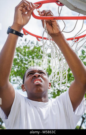 Miami Florida, Liberty City, African Square Park, Innenstadt, niedriges Einkommen, Armut, Wirtschaft, Schwarze Schwarze Afrikanische Afrikanische Afrikanische ethnische Minderheit, männlich, Teenager te Stockfoto