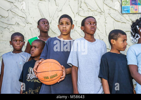 Miami Florida, Liberty City, African Square Park, Innenstadt, niedriges Einkommen, Armut, Wirtschaft, Schwarze Afrikanische Afrikanische Afrikanische Afrikanische ethnische Minderheit, Junge, Jungen, Jungen Stockfoto