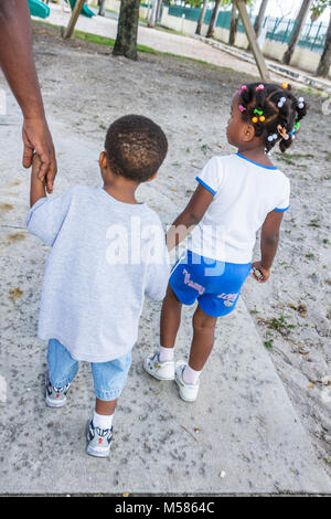 Miami Florida, Liberty City, African Square Park, Innenstadt, niedriges Einkommen, Armut, Wirtschaft, Schwarze Schwarze Afrikanische Afrikanische Afrikanische ethnische Minderheit, Jungen, männliches Kind Stockfoto