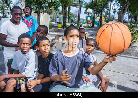 Miami Florida, Liberty City, African Square Park, Innenstadt, niedriges Einkommen, Armut, Wirtschaft, Schwarze Schwarze Afrikanische Afrikanische Afrikanische ethnische Minderheit, Jungen, männliches Kind Stockfoto