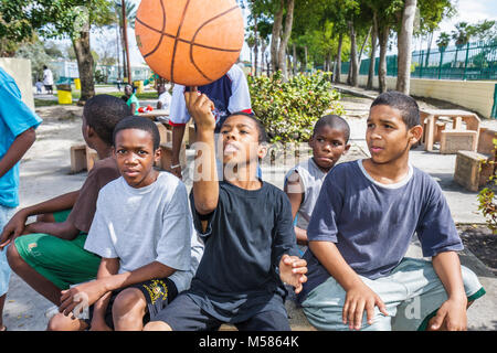 Miami Florida, Liberty City, African Square Park, Innenstadt, niedriges Einkommen, Armut, schwarze Jungen, männliche Kinder, Kinder, Jugendliche, Gruppe[, Park, Playgro Stockfoto