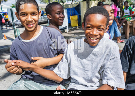 Miami Florida, Liberty City, African Square Park, Innenstadt, niedriges Einkommen, Armut, Wirtschaft, Schwarze Schwarze Afrikanische Afrikanische Afrikanische ethnische Minderheit, Jungen, männliches Kind Stockfoto