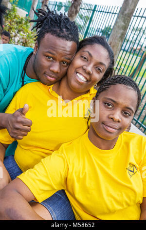 Miami Florida, Liberty City, African Square Park, Innenstadt, niedriges Einkommen, Armut, Wirtschaft, Schwarze Afrikanische Afrikaner ethnische Minderheit, Erwachsene Erwachsene Frau Stockfoto