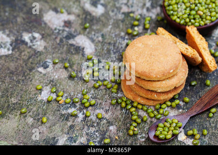 Mung bean Cookies, gesunde vegane Nachspeise. Grauer Hintergrund. Ansicht von oben. Platz kopieren Stockfoto