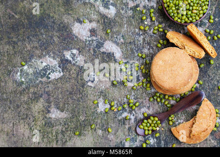 Mung bean Cookies, gesunde vegane Nachspeise. Grauer Hintergrund. Ansicht von oben. Platz kopieren Stockfoto