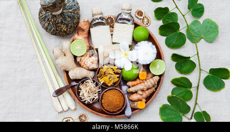 Wellness, Heath Care Set von ätherischen Ölen, Seife, Ingwer, Kurkuma, Wurzeln und Gewürzen auf einer hölzernen Fach Ansicht von Oben Stockfoto