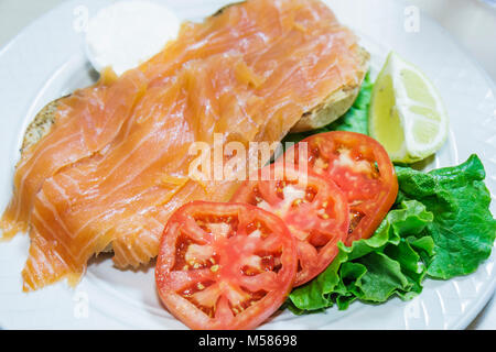Miami Florida, Coral Gables, Bagel Emporium & Grille, Jüdisches Essen, Lox, Fisch, Tomaten, Tomaten, FL080223030 Stockfoto