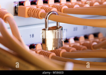 Nahaufnahme des Vorhängeschloss angeschlossenen Kabel im Serverraum zu Netzwerk Stockfoto