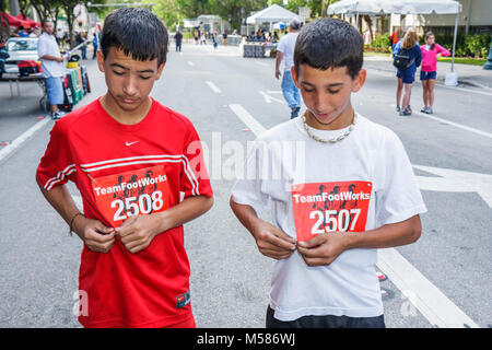 Miami Florida, Brickell District, Carnaval 8K Run, Vorbereitung, Community Event, Hispanic Latino ethnische Einwanderer Minderheit, Jungen Jungen, männlich k Stockfoto