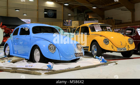 LOIMAA, Finnland - 15. JUNI 2014: Zwei VW Käfer oder offiziell VW Typ 1 retro Autos, blau 1963 und Gelb 1973, bei HeMa Anzeigen 2 angezeigt Stockfoto