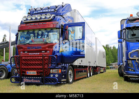 LOIMAA, Finnland - 15. JUNI 2014: Blauer Scania R 560 Lkw mit Kunstwerken gewinnt 2. Preis in den schweren Lkw Kategorie bei HeMa Show 2013 in Loimaa, Finlan Stockfoto