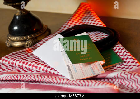 Saudi Traveler Dokument Reisepass Flugticket Saudi Rial Geld und Amerikanische Dollar noch Leben mit Shumagh Ventildeckel Stockfoto