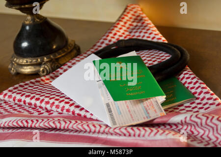 Saudi Traveler Dokument Reisepass Flugticket Saudi Rial Geld und Amerikanische Dollar noch Leben mit Shumagh Ventildeckel Stockfoto