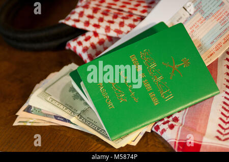 Saudi Traveler Dokument Reisepass Flugticket Saudi Rial Geld und Amerikanische Dollar noch Leben mit Shumagh Ventildeckel Stockfoto