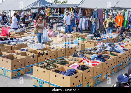 Miami Florida, Homestead, Highway Route 1, One, Bauernmarkt, hispanischer Flohmarkt, Verkauf, Kleidung, Accessoires, Schnäppchenjagd, Reihen, Boxen, Shopping Shopper Stockfoto