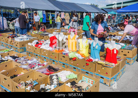 Miami Florida, Homestead, Highway Route 1, One, Bauernmarkt, hispanischer Flohmarkt, Verkauf, Kleidung, Accessoires, Schnäppchenjagd, Reihen, Boxen, Shopping Shopper Stockfoto