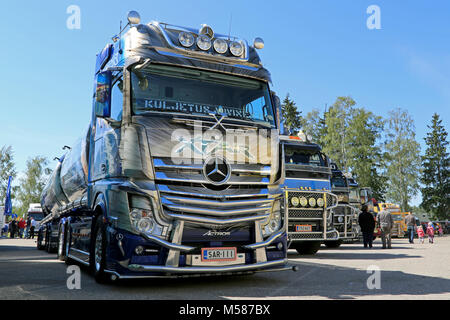 PORVOO, Finnland - 28. Juni 2014: Mercedes-Benz Actros Show Truck" Xtar" mit anderen Show Trucks auf dem Display am Flußufer Lkw-Tagung 2014 in Porvoo, Stockfoto