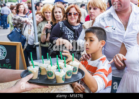Miami Florida, Coral Gables, Miracle Mile, Coral Way, Karneval auf der Meile, Hispanic Festival, Festivals fair, Gemeinde Kind, Erwachsene, Linie, Verbraucher, kostenlos sam Stockfoto