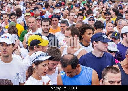 Miami Beach Florida, Ocean Drive, 5K Lauf, Gemeinde Wohltätigkeitsorganisation, Wettbewerb, Rennen, Sport, Fitness, Ausdauer, vor dem Start, Menschenmenge, Männer, Mann Männer, Frau, Frau, Frauen, Frauen Stockfoto