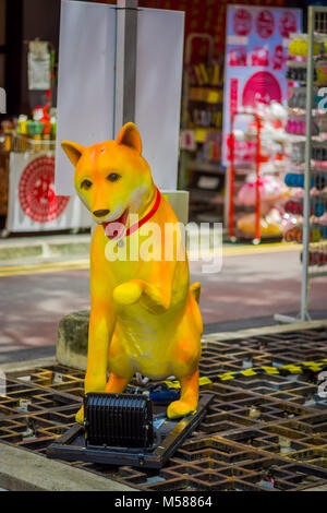 Singapur, Singapur - Januar 30, 2018: Outdoor Anzeigen eines gelben fake Dog in den Straßen von Chinatown in Singapur, chinesische Mondjahr Hund Stockfoto
