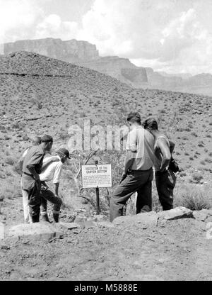 Grand Canyon historischen Kaibab Trail Wanderer an Tipoff. Pädagogische unterzeichnen, DIE VEGETATION DES CANYON. Auf der YAKI (KAIBAB) TRAIL IN TONTO PLATEAU. CIRCA 1931, zählen. Stockfoto