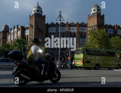 September 8, 2014 Barcelona, Spanien. Ein junger Mann reitet ein scooter neben dem La Monumental Arena in Barcelona Stockfoto