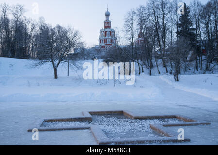 Winterlandschaft. Die Schrift in der Form eines Kreuzes auf dem Hintergrund der Orthodoxen Kirche. Stockfoto