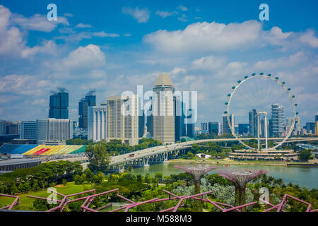 Singapur, Singapur - Februar 01, 2018: Im freien Blick auf den Singapore Flyer - das größte Riesenrad der Welt, mit einer Brücke und einem riesigen Gebäuden in den Horizont, in Singapur. Stockfoto