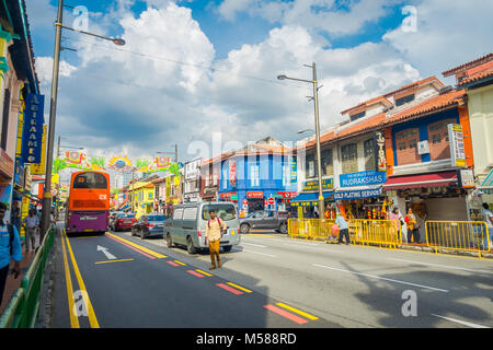 Singapur, Singapur - Februar 01, 2018: Im Freien von unbekannten Menschen zu Fuß in Little India, Singapur. Es ist Singaporean Nachbarschaft östlich des Singapore River und allgemein bekannt als Tekka in der lokalen tamilische Gemeinschaft Stockfoto