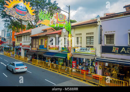 Singapur, Singapur - Februar 01, 2018: Im Freien von unbekannten Menschen zu Fuß in Little India, Singapur. Es ist Singaporean Nachbarschaft östlich des Singapore River und allgemein bekannt als Tekka in der lokalen tamilische Gemeinschaft Stockfoto