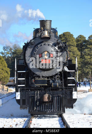 Arizona Centennial Abfahrt des Zuges vom Grand Canyon. Februar 14, 2012. Grand Canyon Railway (GCR) Dampflok #4960 Vorbereitung von Grand Canyon zu fahren. Diese historische Lokomotive umgewandelt worden ist aufbereitetes Pflanzenöl für Kraftstoff zu verwenden, und aufgearbeitete Regen und Schnee schmelzen sind im Kessel zur Dampferzeugung verwendet. NPS Stockfoto