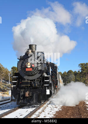 Arizona Centennial Abfahrt des Zuges vom Grand Canyon. Februar 14, 2012. Grand Canyon Railway (GCR) Dampflok #4960 Vorbereitung von Grand Canyon zu fahren. Diese historische Lokomotive umgewandelt worden ist aufbereitetes Pflanzenöl für Kraftstoff zu verwenden, und aufgearbeitete Regen und Schnee schmelzen sind im Kessel zur Dampferzeugung verwendet. NPS Stockfoto