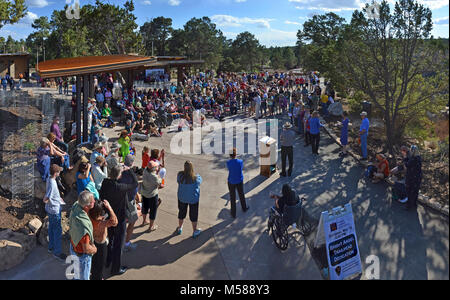 Bright Angel Trail Hingabe kann. Grand Canyon National Park, Grand Canyon Association Personal und die wichtigsten Geber auf der Bright Angel Trail Renovierung projecton bereiten Sie den Ribbon Controller während der TRAILHEAD Einweihung am 18. Mai 2013 zu schneiden. NPS Stockfoto