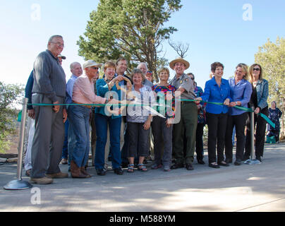 Bright Angel Trail Renovierung Ribbon schneiden kann. NPS und Grand Canyon Association Personal melden Sie großprojekt Spender für die Ribbon Cutting bei der Einweihung der renovierten Bright Angel Trail. Diese Renovierung umfasst einen 3,5 Hektar großen Gebiet in und rund um den Bright Angel Trail und liegt auf der Schaffung einer barrierefreien und komfortable Umgebung für Besucher ausgerichtet. NPS Stockfoto