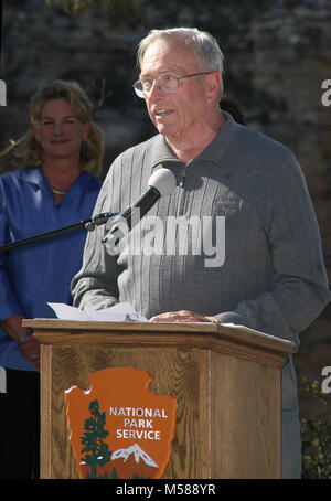 Bright Angel Trail Renovierung Widmung Bill Sweeney. Bill Sweeney, Spender und Unterstützer der Bright Angel Trail Sanierungsvorhaben, startet die Fahrt, um Mittel für den Kolb Studio Renovierung anheben. NPS Stockfoto