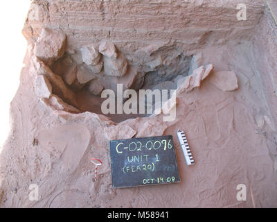 Grand Archäologie IMG. Grand Canyon National Park: Dieser große Platte gesäumten Feuerstelle an Axhandle Alkoven ausgegraben wurde. Kohlenstoff-14-dating erklärte, dass es zwischen 430 - 620 C.E. verwendet wurde. (Zeitrechnung) während die Basketmaker Zeitraum. Stockfoto