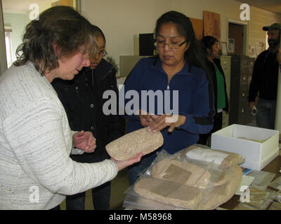 Grand Archäologie IMG. Grand Canyon National Park: Grand Canyon National Park Archäologe Jan Balsom berät mit Hopi tribal Mitglied Lillian Dennis über a mano oder Schleifen Stein, von Palisaden während des Grand Archäologie Ausgrabungen geborgen wurde. Stockfoto