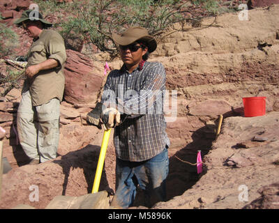 Grand Archäologie IMG. Grand Canyon National Park: Archäologen Pause während der ausgrabung am Ofen Wohnungen. September 2007 Allyson Mathis Stockfoto