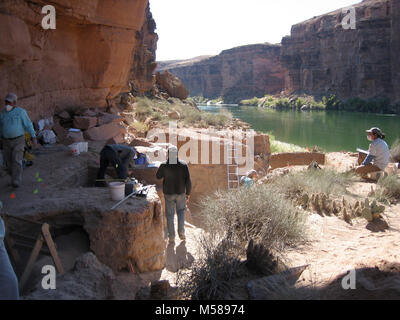 Grand Archäologie IMG. Grand Canyon National Park: Axhandle Alkoven Ort während der Ausgrabung. Allyson Mathis Stockfoto